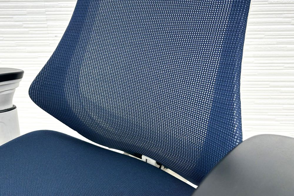 イトーキ エフチェア 2017年製 中古オフィスチェア クッション 可動肘 事務椅子 ITOKI 中古オフィス家具 KG-177JBH ネイビーブルーの画像