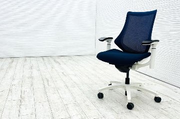 イトーキ エフチェア 2017年製 中古オフィスチェア クッション 可動肘 事務椅子 ITOKI 中古オフィス家具 KG-177JBH ネイビーブルーの画像