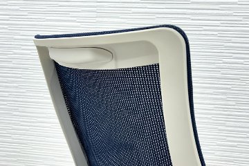 イトーキ エフチェア 2017年製 中古オフィスチェア クッション 可動肘 事務椅子 ITOKI 中古オフィス家具 KG-177JBH ネイビーブルーの画像