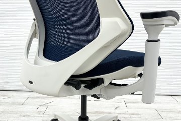 イトーキ エフチェア 2017年製 中古オフィスチェア クッション 可動肘 事務椅子 ITOKI 中古オフィス家具 KG-177JBH ネイビーブルーの画像
