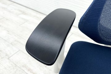 イトーキ エフチェア 2017年製 中古オフィスチェア クッション 可動肘 事務椅子 ITOKI 中古オフィス家具 KG-177JBH ネイビーブルーの画像