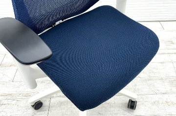 イトーキ エフチェア 2017年製 中古オフィスチェア クッション 可動肘 事務椅子 ITOKI 中古オフィス家具 KG-177JBH ネイビーブルーの画像