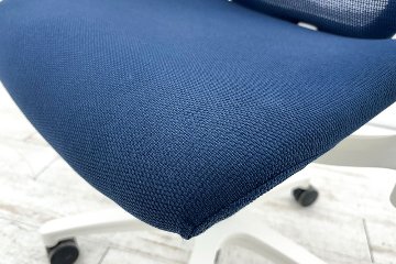 イトーキ エフチェア 2017年製 中古オフィスチェア クッション 可動肘 事務椅子 ITOKI 中古オフィス家具 KG-177JBH ネイビーブルーの画像