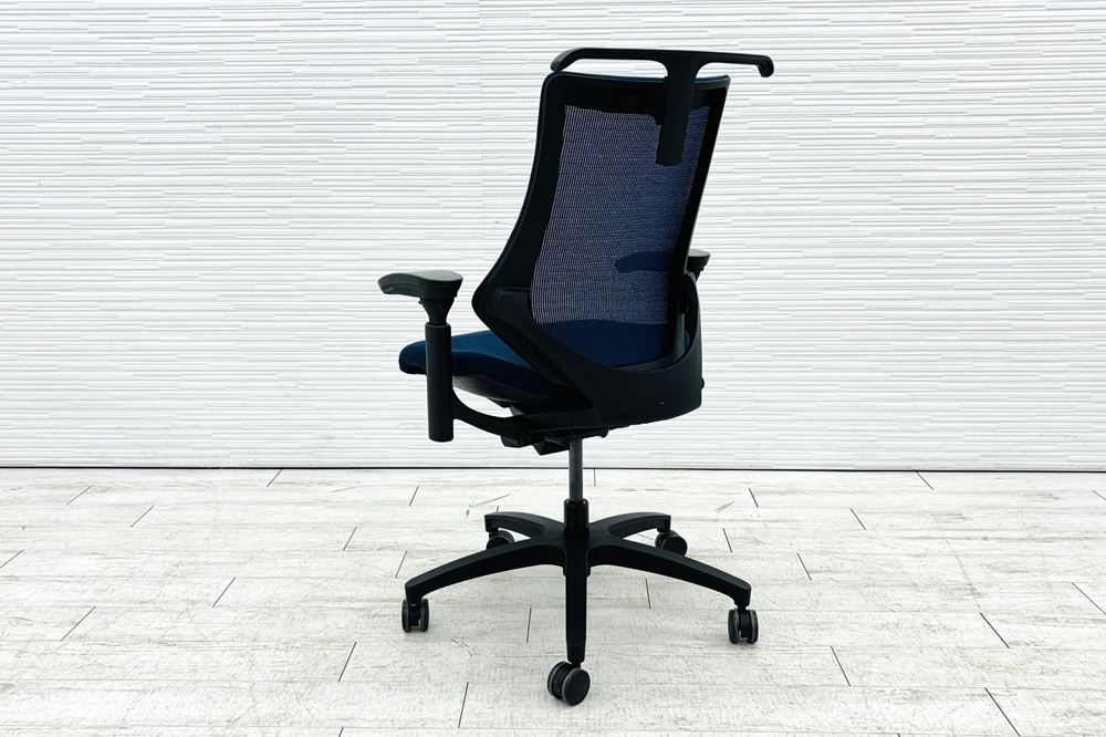 イトーキ エフチェア 2017年製 中古オフィスチェア クッション 可動肘 事務椅子 ITOKI 中古オフィス家具 ネイビーブルーの画像