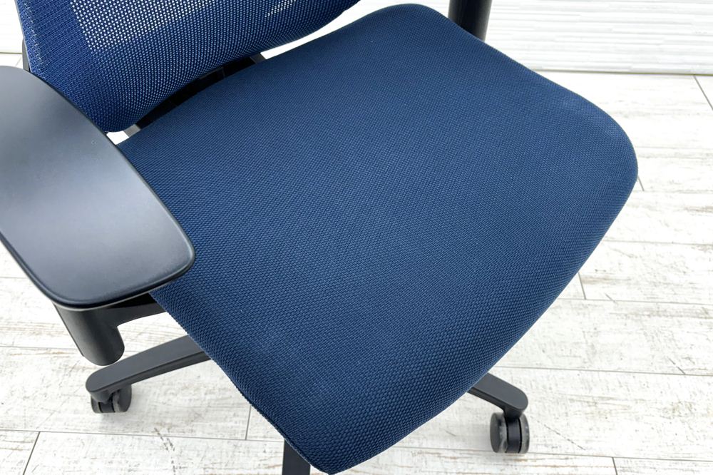 イトーキ エフチェア 2017年製 中古オフィスチェア クッション 可動肘 事務椅子 ITOKI 中古オフィス家具 ネイビーブルーの画像