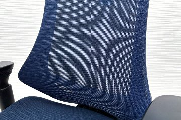 イトーキ エフチェア 2017年製 中古オフィスチェア クッション 可動肘 事務椅子 ITOKI 中古オフィス家具 ネイビーブルーの画像
