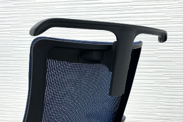 イトーキ エフチェア 2017年製 中古オフィスチェア クッション 可動肘 事務椅子 ITOKI 中古オフィス家具 ネイビーブルーの画像