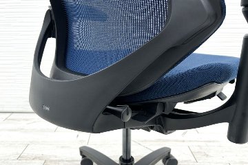 イトーキ エフチェア 2017年製 中古オフィスチェア クッション 可動肘 事務椅子 ITOKI 中古オフィス家具 ネイビーブルーの画像