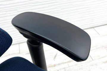 イトーキ エフチェア 2017年製 中古オフィスチェア クッション 可動肘 事務椅子 ITOKI 中古オフィス家具 ネイビーブルーの画像