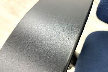イトーキ エフチェア 2017年製 中古オフィスチェア クッション 可動肘 事務椅子 ITOKI 中古オフィス家具 ネイビーブルーの画像