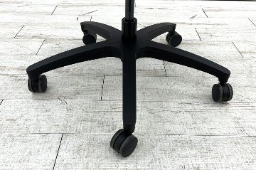 イトーキ エフチェア 2017年製 中古オフィスチェア クッション 可動肘 事務椅子 ITOKI 中古オフィス家具 ネイビーブルーの画像
