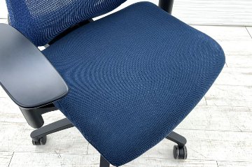 イトーキ エフチェア 2017年製 中古オフィスチェア クッション 可動肘 事務椅子 ITOKI 中古オフィス家具 ネイビーブルーの画像