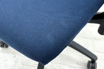 イトーキ エフチェア 2017年製 中古オフィスチェア クッション 可動肘 事務椅子 ITOKI 中古オフィス家具 ネイビーブルーの画像