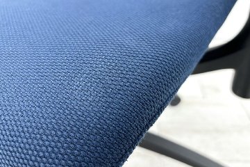 イトーキ エフチェア 2017年製 中古オフィスチェア クッション 可動肘 事務椅子 ITOKI 中古オフィス家具 ネイビーブルーの画像