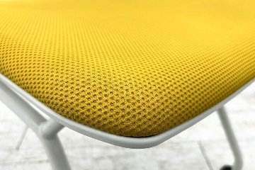 ルナチェア オカムラ 中古 ミーティングチェア ネスティングチェア 会議椅子 中古オフィス家具 81S1AY イエローの画像