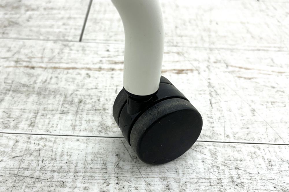 オカムラ ルナチェア 中古  ミーティングチェア 中古チェア 会議椅子 中古オフィス家具 81S1AY レッドの画像