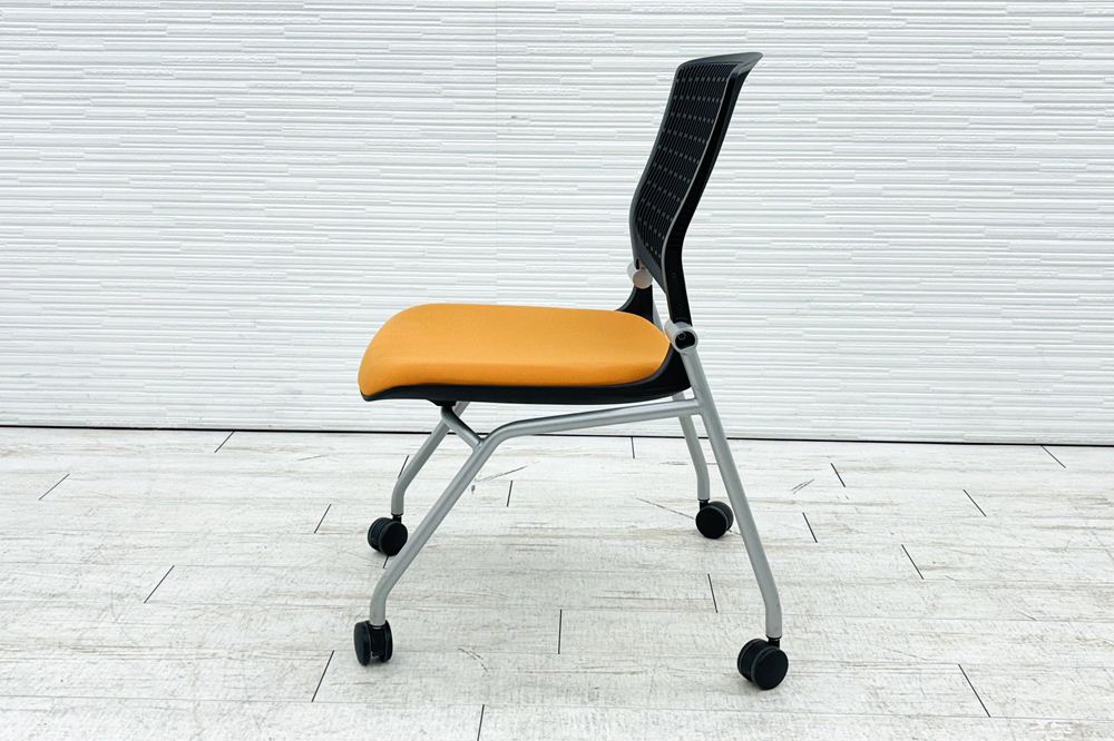 オカムラ グラータチェア 中古 【4本セット】 ネスティングチェア ミーティングチェア 肘無 オレンジ 中古オフィス家具 の画像