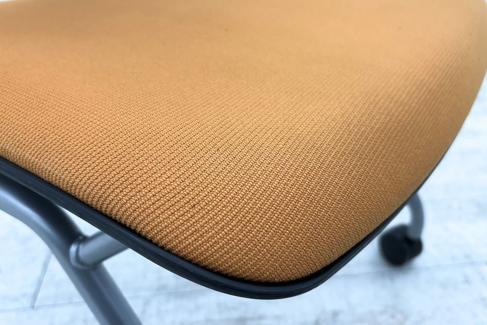 オカムラ グラータチェア 中古 【4本セット】 ネスティングチェア ミーティングチェア 肘無 オレンジ 中古オフィス家具 の画像