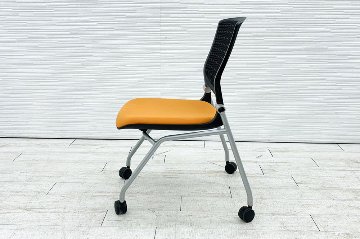 オカムラ グラータチェア 中古 【4本セット】 ネスティングチェア ミーティングチェア 肘無 オレンジ 中古オフィス家具 の画像
