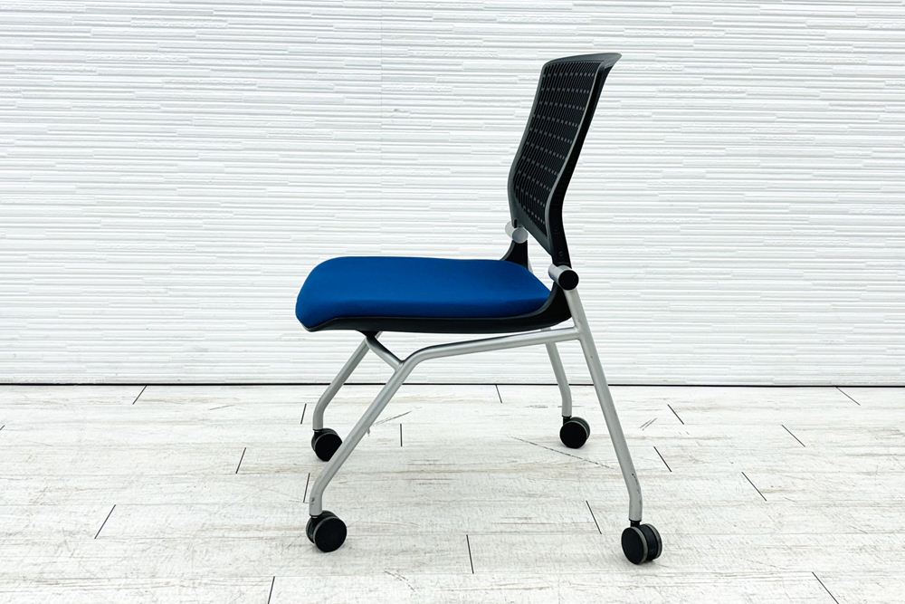 オカムラ グラータチェア 中古 【4本セット】 ネスティングチェア ミーティングチェア 肘無 ブルー 中古オフィス家具 の画像