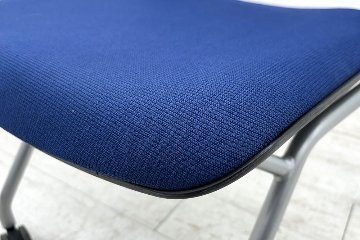 オカムラ グラータチェア 中古 【4本セット】 ネスティングチェア ミーティングチェア 肘無 ブルー 中古オフィス家具 の画像
