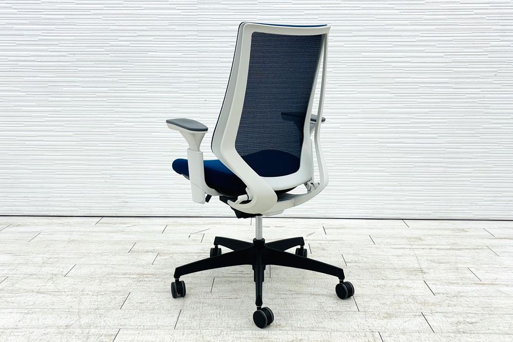 コクヨ デュオラチェア 中古 2018年製 KOKUYO Duora クッション 可動肘 中古オフィス家具 ブルーの画像