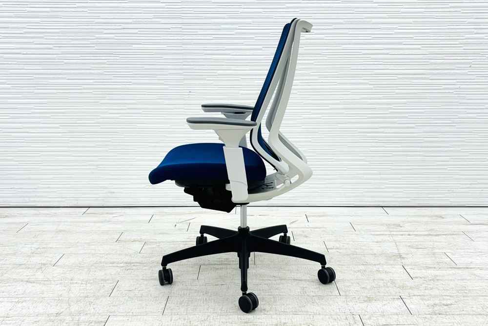 コクヨ デュオラチェア 中古 2018年製 KOKUYO Duora クッション 可動肘 中古オフィス家具 ブルーの画像