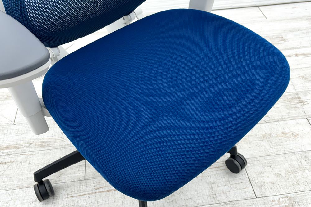 コクヨ デュオラチェア 中古 2018年製 KOKUYO Duora クッション 可動肘 中古オフィス家具 ブルーの画像