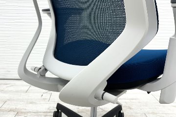 コクヨ デュオラチェア 中古 2018年製 KOKUYO Duora クッション 可動肘 中古オフィス家具 ブルーの画像