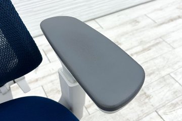 コクヨ デュオラチェア 中古 2018年製 KOKUYO Duora クッション 可動肘 中古オフィス家具 ブルーの画像