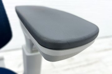 コクヨ デュオラチェア 中古 2018年製 KOKUYO Duora クッション 可動肘 中古オフィス家具 ブルーの画像