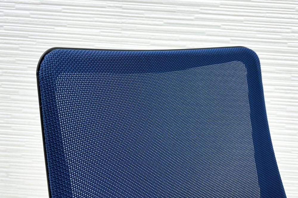 フルーエントチェア 2017年製 中古 オカムラ Fluent 中古オフィス家具 オフィスチェア クッション ローバック 肘無 ミディアムブルーの画像
