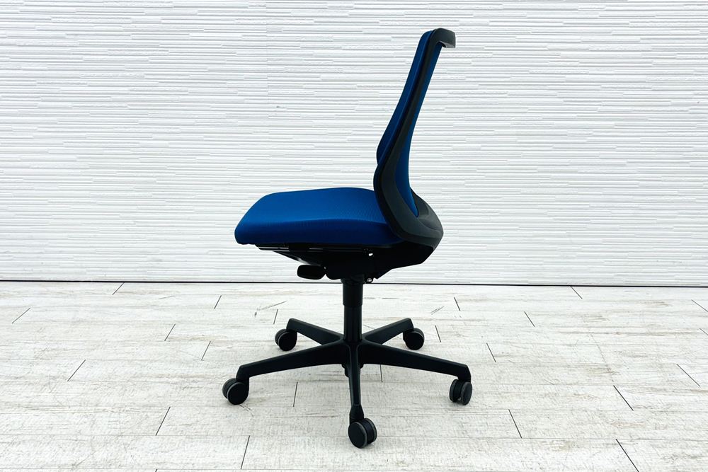 フルーエントチェア 2017年製 中古 オカムラ Fluent 中古オフィス家具 オフィスチェア クッション ローバック 肘無 ミディアムブルーの画像