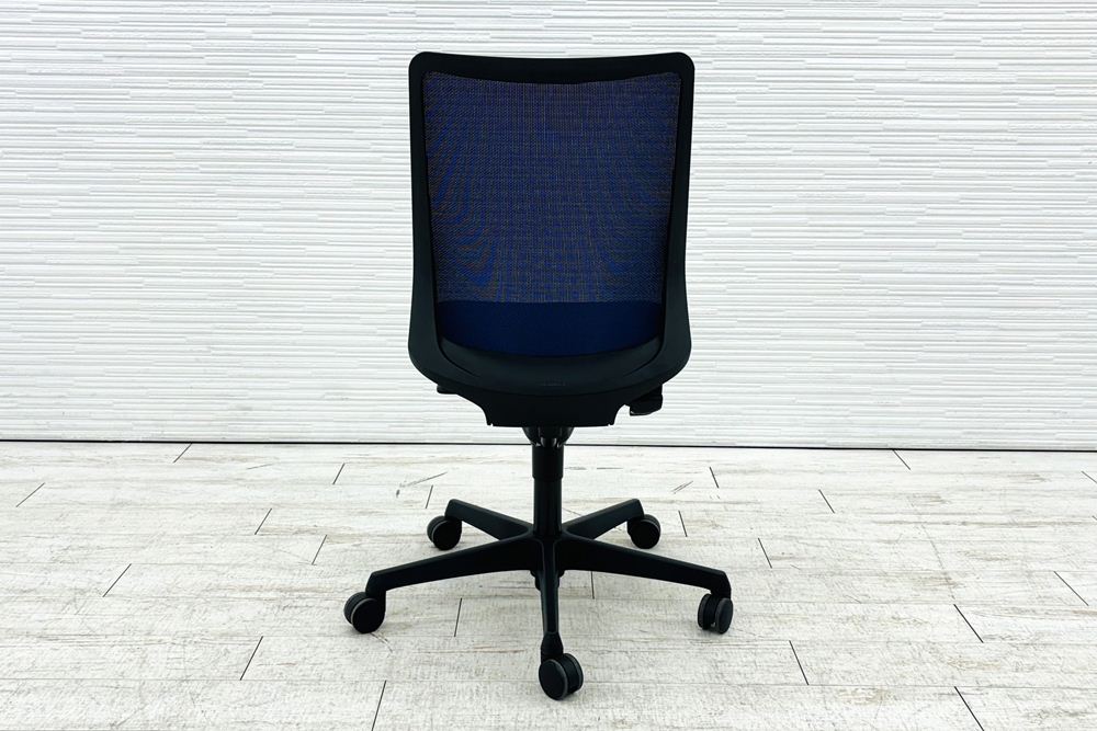 フルーエントチェア 2017年製 中古 オカムラ Fluent 中古オフィス家具 オフィスチェア クッション ローバック 肘無 ミディアムブルーの画像