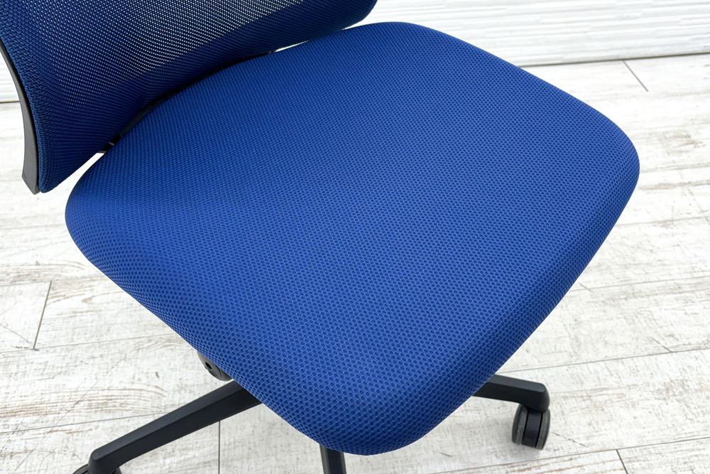 フルーエントチェア 2017年製 中古 オカムラ Fluent 中古オフィス家具 オフィスチェア クッション ローバック 肘無 ミディアムブルーの画像