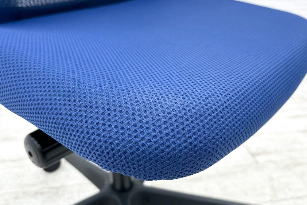 フルーエントチェア 2017年製 中古 オカムラ Fluent 中古オフィス家具 オフィスチェア クッション ローバック 肘無 ミディアムブルーの画像