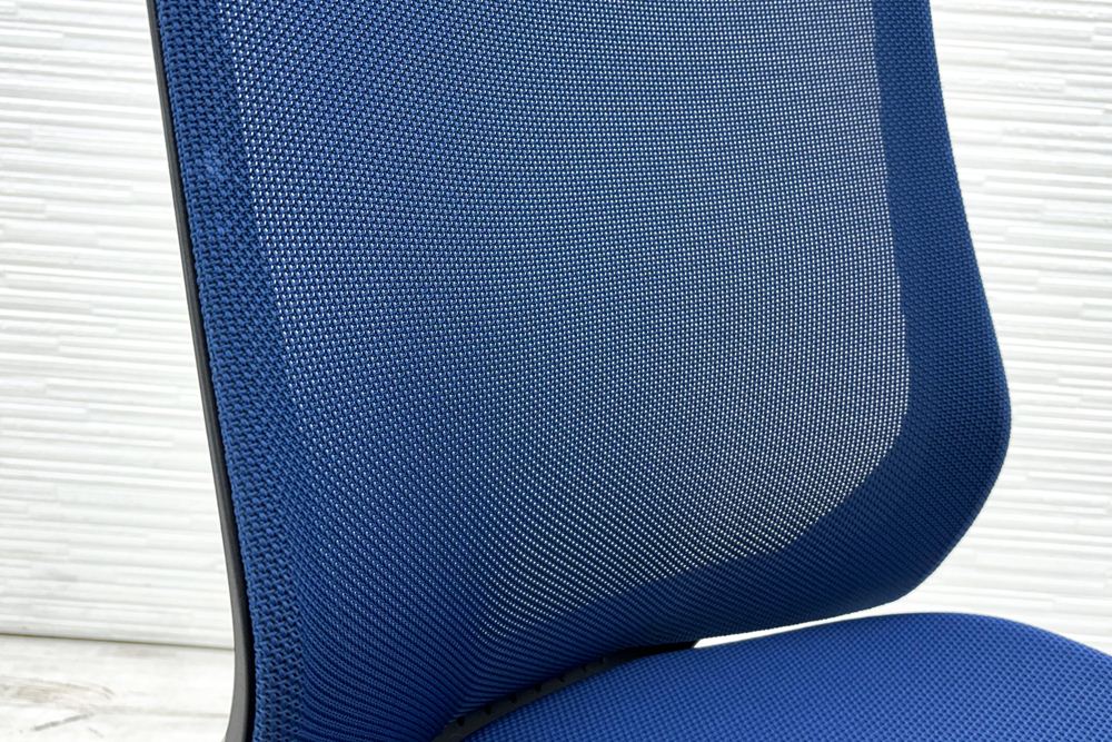 フルーエントチェア 2017年製 中古 オカムラ Fluent 中古オフィス家具 オフィスチェア クッション ローバック 肘無 ミディアムブルーの画像