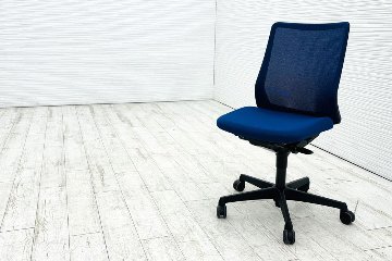 フルーエントチェア 2017年製 中古 オカムラ Fluent 中古オフィス家具 オフィスチェア クッション ローバック 肘無 ミディアムブルーの画像