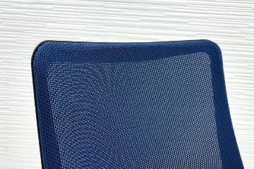 フルーエントチェア 2017年製 中古 オカムラ Fluent 中古オフィス家具 オフィスチェア クッション ローバック 肘無 ミディアムブルーの画像