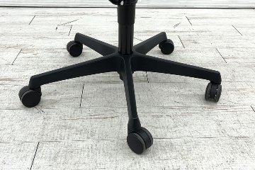 フルーエントチェア 2017年製 中古 オカムラ Fluent 中古オフィス家具 オフィスチェア クッション ローバック 肘無 ミディアムブルーの画像