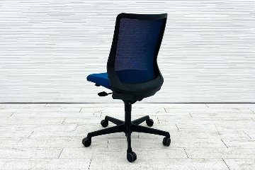 フルーエントチェア 2017年製 中古 オカムラ Fluent 中古オフィス家具 オフィスチェア クッション ローバック 肘無 ミディアムブルーの画像