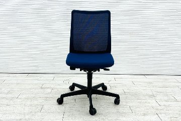 フルーエントチェア 2017年製 中古 オカムラ Fluent 中古オフィス家具 オフィスチェア クッション ローバック 肘無 ミディアムブルーの画像