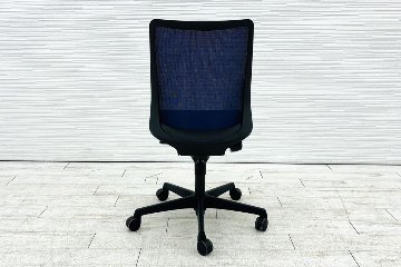 フルーエントチェア 2017年製 中古 オカムラ Fluent 中古オフィス家具 オフィスチェア クッション ローバック 肘無 ミディアムブルーの画像
