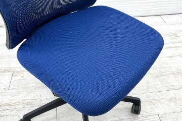 フルーエントチェア 2017年製 中古 オカムラ Fluent 中古オフィス家具 オフィスチェア クッション ローバック 肘無 ミディアムブルーの画像