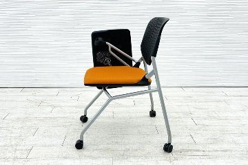 オカムラ ルナチェア 中古 【4脚セット】 Runa ミーティングチェア 会議椅子 ネスティングチェア 中古オフィス家具 81S1CN オレンジ テーブル付の画像