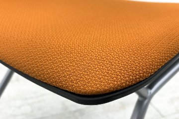 オカムラ ルナチェア 中古 【4脚セット】 Runa ミーティングチェア 会議椅子 ネスティングチェア 中古オフィス家具 81S1CN オレンジ テーブル付の画像