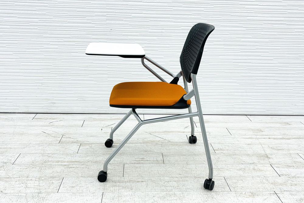 オカムラ ルナチェア 中古 Runa ミーティングチェア 会議椅子 ネスティングチェア 中古オフィス家具 81S1CN オレンジ テーブル付の画像