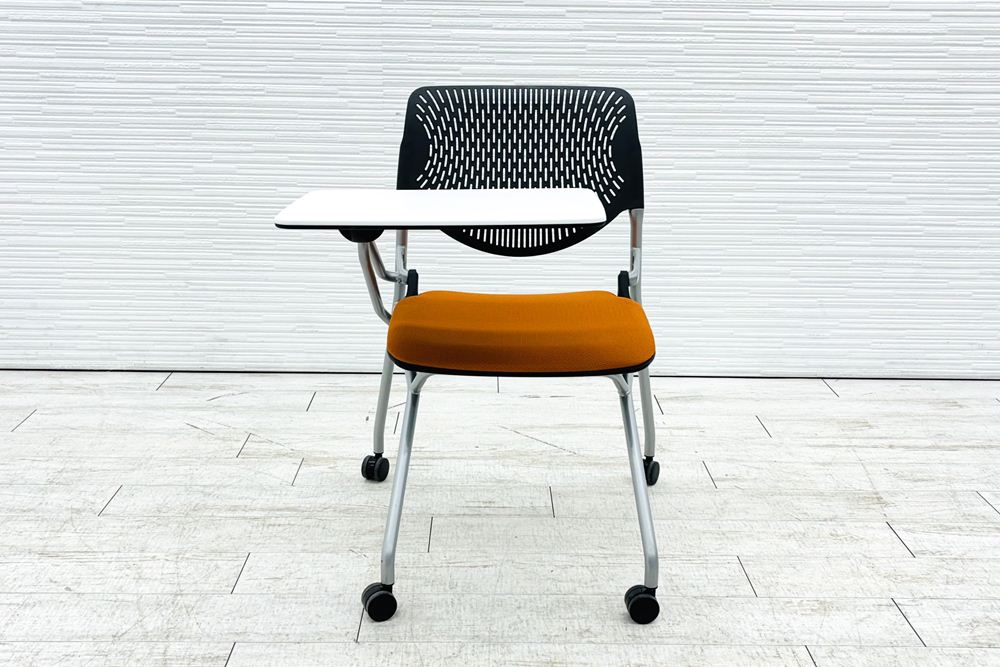 オカムラ ルナチェア 中古 Runa ミーティングチェア 会議椅子 ネスティングチェア 中古オフィス家具 81S1CN オレンジ テーブル付の画像