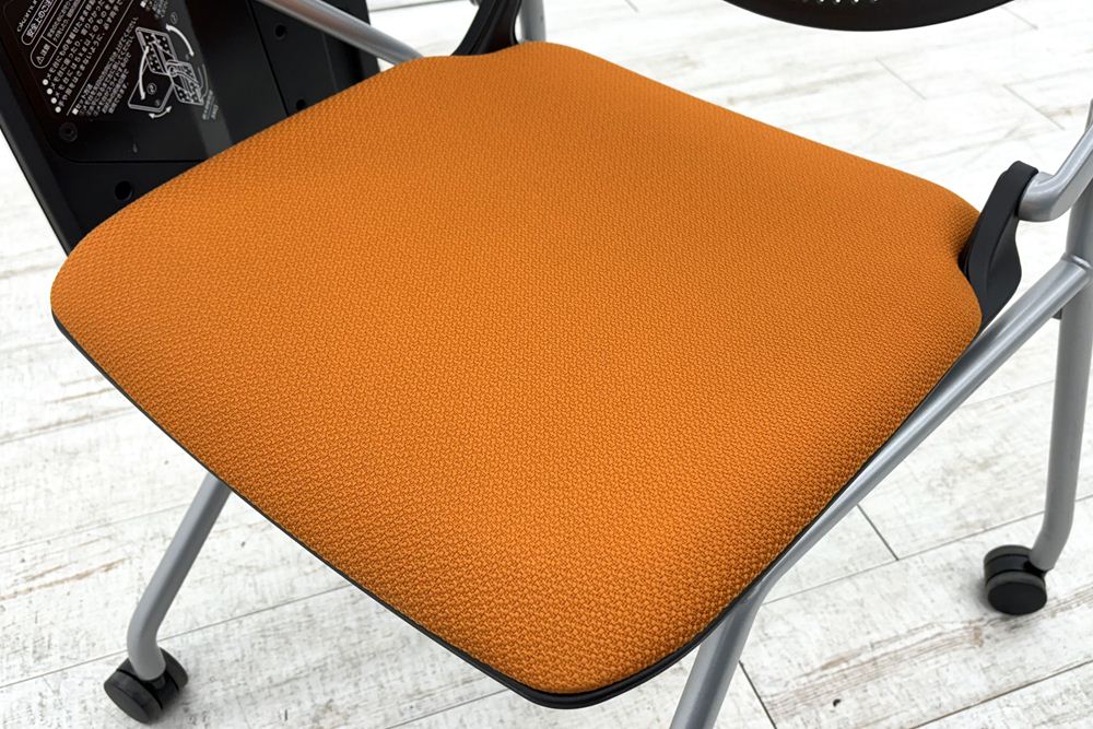 オカムラ ルナチェア 中古 Runa ミーティングチェア 会議椅子 ネスティングチェア 中古オフィス家具 81S1CN オレンジ テーブル付の画像
