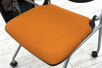 オカムラ ルナチェア 中古 Runa ミーティングチェア 会議椅子 ネスティングチェア 中古オフィス家具 81S1CN オレンジ テーブル付の画像